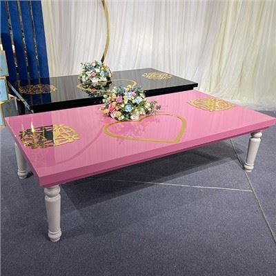 Przyjęcie weselne przy stole bankietowym