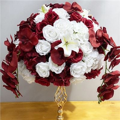 Ozdoby na środek stołu w kolorze bordowym i kremowym