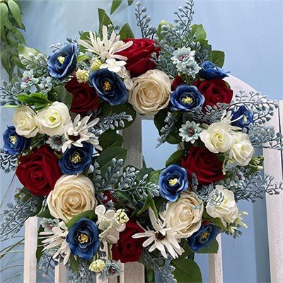 Stroiki z czerwono-białych i niebieskich kwiatów