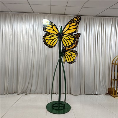 Metalowe ozdoby ogrodowe w kształcie motyli