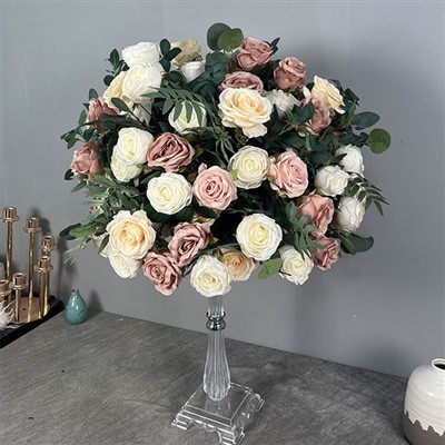 Wysokie dekoracje ślubne w kwiaty